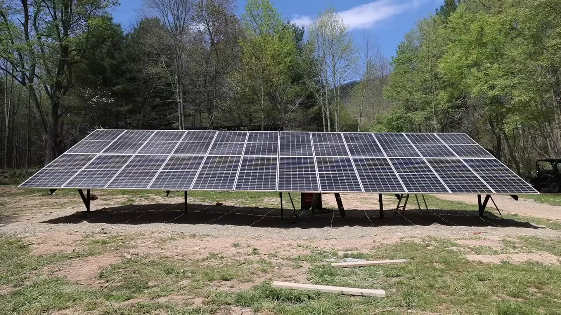 Campo de paneles solares en entorno rural