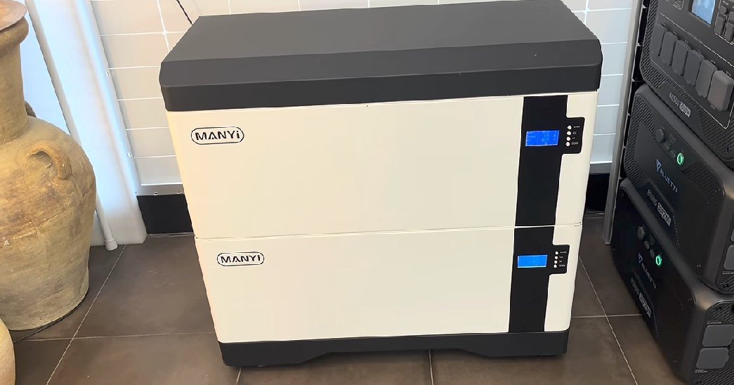 Dos baterías MANYI de 16 kWh apiladas