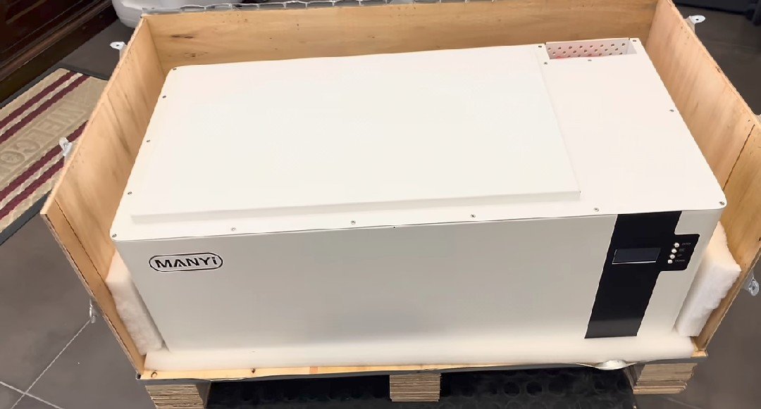 Inversor MANYI PV12kw en su embalaje de madera